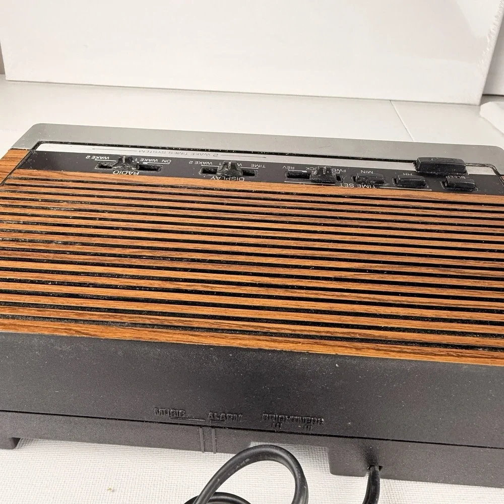 Vintage General Electric Faux Woodgrain Digital Alarm Clock Radio 74675A WORKING